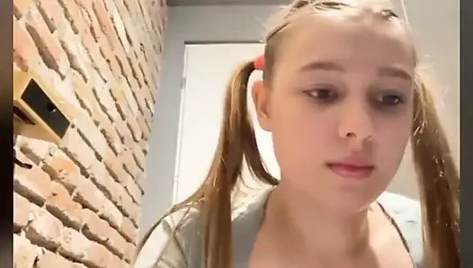 Parmaklama anal yakın çekim. Asılmak. Kameraya otur