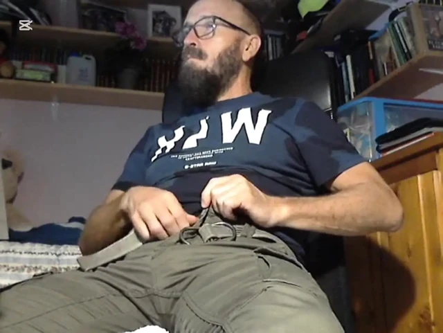 Hugot 03 pantolon çıkarıyor