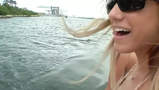 Teknede amcıkla alay ediyor