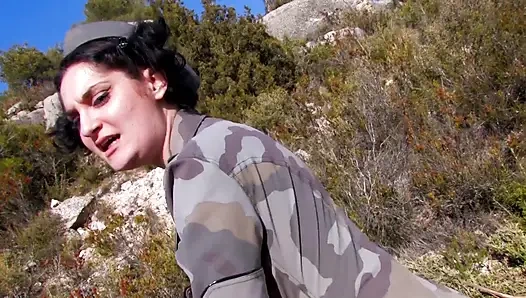 Ateşli asker genç kız açık havada büyük götünü siktiriyor