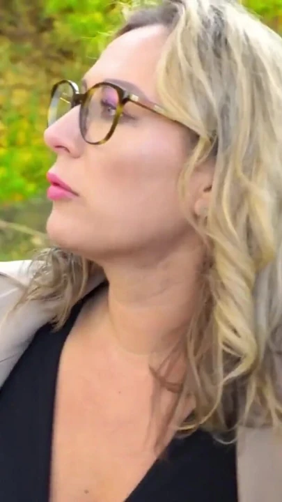 Edepsiz kulüp - büyük memeli orta yaşlı seksi kadın Kathy derin porno hikayesi | Klip 1