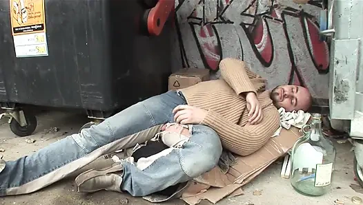 Брюнетки-близнецы помогают друг другу трахаться с тем же чуваком