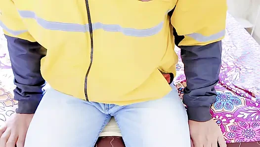 Yalnız olan kiralık orta yaşlı seksi kadında paket kurye