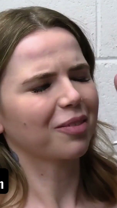 Shoplyfter - sevimli ama yaramaz bebek Alina West iyiden kaçınmak için sulu amını sapık memura sunuyor | Klip 2