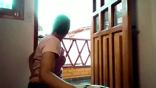 Ateşli kız sıkıldı ve üvey kardeşinin ona verdiği bir hediyeyle oynuyor.