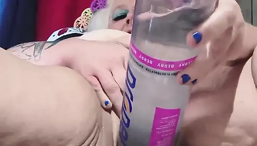 Büyük şişe tıkalı klitoris amcık