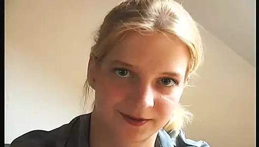 Tombul sarışın şişman amıyla oynuyor