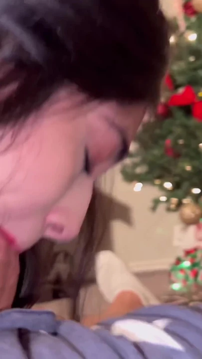 Seksi latin yarak gırtlağına kadar alıyor ve Noel ağacının altında döl yutuyor | Klip 1