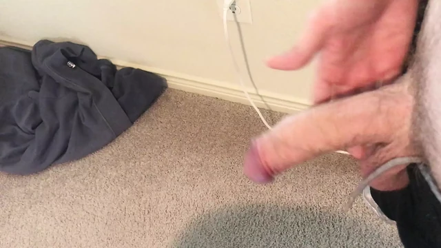 Büyük sünnetsiz yarak düşük askılarla okşuyor