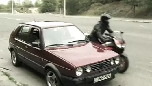 İki motorcu genç kızıl saçlı kuşu ateşli üçlü seks yapmak için yakaladı