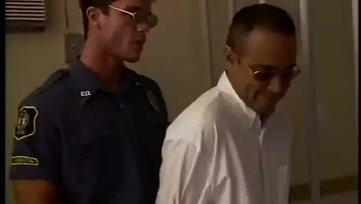 İş adamı öğreniyor yasanın uzun yarağının hapishanede harika tadım faydaları var