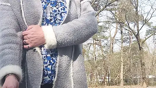 Dışarıda sigaranın tadını çıkarıyor