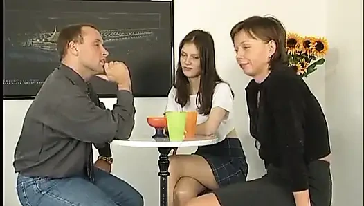 Seksi kızlar birbirlerinin amlarını yalıyor ve küçük bir yarağa dokunuyor