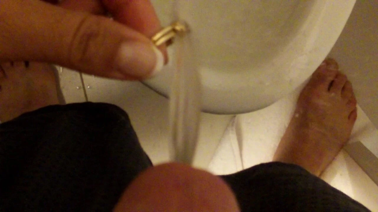 писает на ее обручальное кольцо