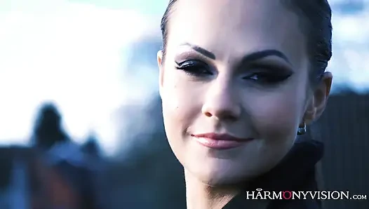 Seksi kahverengi iç çamaşırlı ince güzellik Tina Kay anal sikiliyor