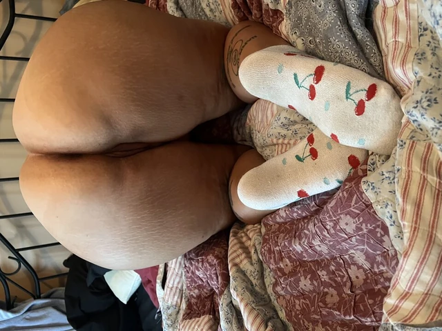 Милфа-толстушка с офигенной задницей скачет на члене в позе наездницы