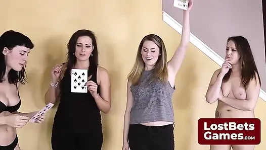Striptiz oyunu taş kağıt makasla yerleşiyor