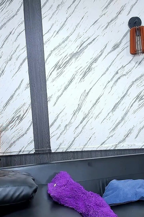 Azgın sürtük büyük bir yarak yutuyor