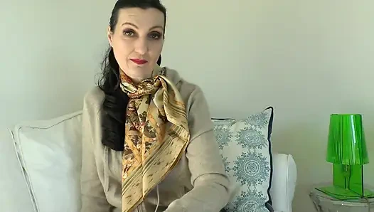 İpek bir atkı takın ve önümde mastürbasyon yapın, Lady Victoria Valente.