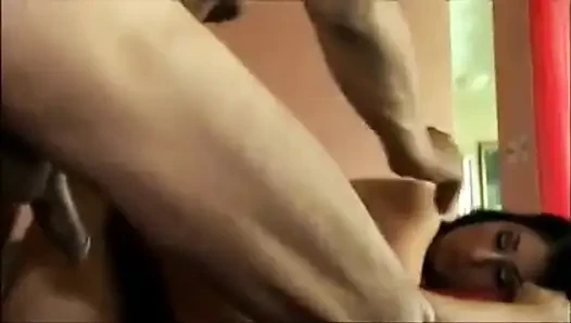 Büyüleyici büyük götlü güzellik adamın yarağının üzerinde yüzüyor ve kanepede sikiliyor