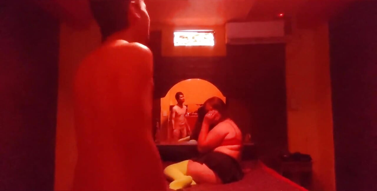 Bir motelde götünü ve amını emiyor