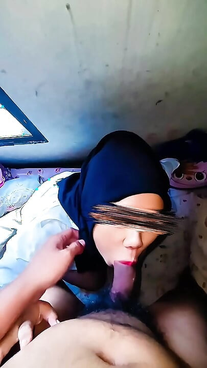 Endonezyalı tesettürlü fahişe sakso çekiyor ve amını Asyalı yarakla ittiriyor