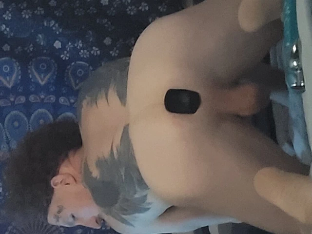 Yakın çekim anal oyun! Sonra döl damlıyor