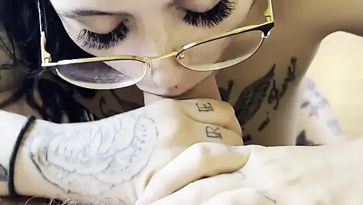 Holy Machiavelli ile iyi bir sakso çekiyor, götüne boşalma ile seks