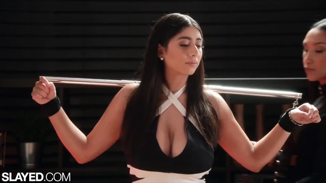 Katleden Violet Myers büyük doğal göğüslerini Vicki Chase'e teslim ediyor