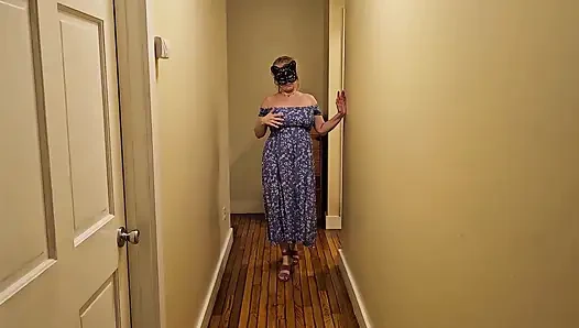 Gerçek orta yaşlı seksi kadının büyük göğüsleri var ve onları herkese göstermeyi seviyor