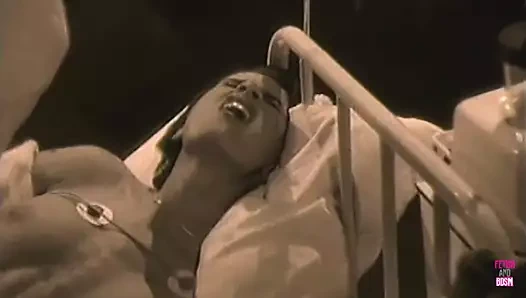 Çok ateşli esmer ve doktor klasik porno filmde domalarak sikişiyor