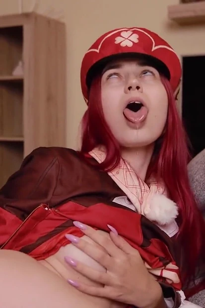 Toffina трахает свою крошечную маленькую щель фиолетовым дилдо