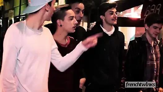 İki genç ikiz için ilk yumruk sikişi