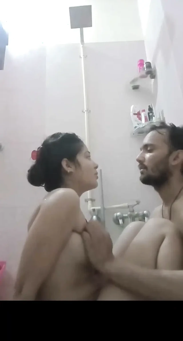 Hintli banyoda ateşli genç seks