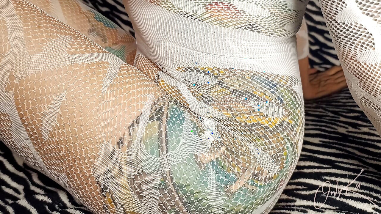 Orgazm oyuncaklarıyla yatakta muhteşem ku, fışkırtma, yumruk sokma ve 30 cm dildo.
