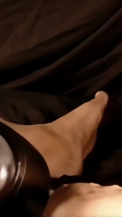 Taytla mastürbasyon yaptıktan sonra seksi yarak yakın çekimleri sonra otomatik vuruşla yarağımı bitiriyorum | Klip 1