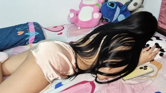 Islak rüyalar yüzünden odamda yalnız mastürbasyon yapıyorum, seksi fışkırma