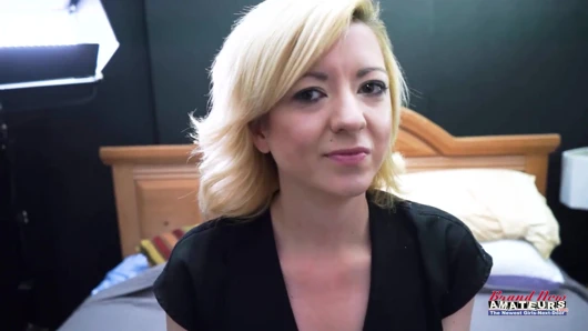 Azgın sarışın tatlı Keyton bir yarak ve göt emiyor ve amını siktiriyor!