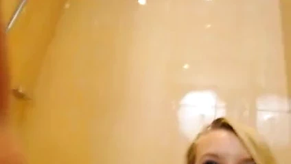 sarışın tatlı koyar üzerinde bir harika gösteri