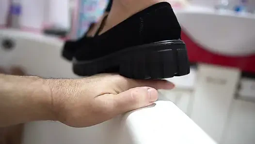 Pisando la mano en la bañera