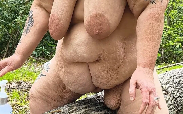 В прыжке в treedildo сквиртует ее киска