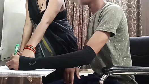 Hintli güzel ledy tution öğretmen evde ders verirken yanlış aklını kontrol edemiyor