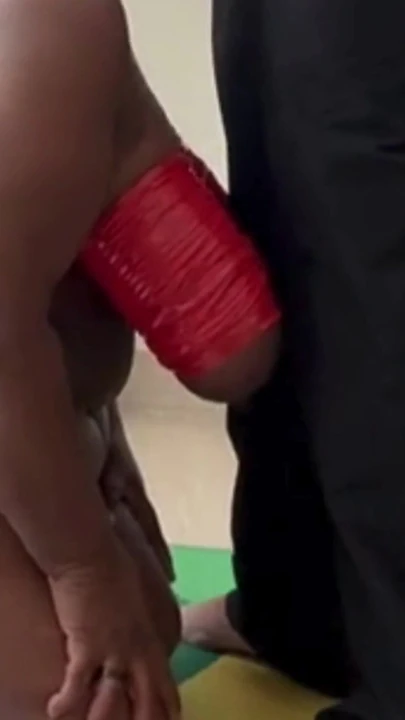 Ağır göğüs esaretinde zenci iri güzel kadın beyaz dom tarafından domine ediliyor | Klip 1