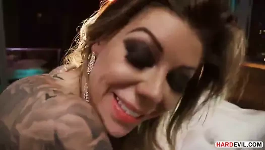 Karma rx, prens yahshua'nın ve jax'in büyük horozlarını tolere ediyor