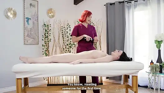 ALL GIRL MASSAGE - Whitney Wright bolster göt masajı yaptırıyor ve göt dilleme lezbiyen sikişine dönüşüyor
