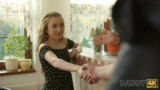 baba4k. baba kızını tatmin ederken ahbap oyun oynuyor