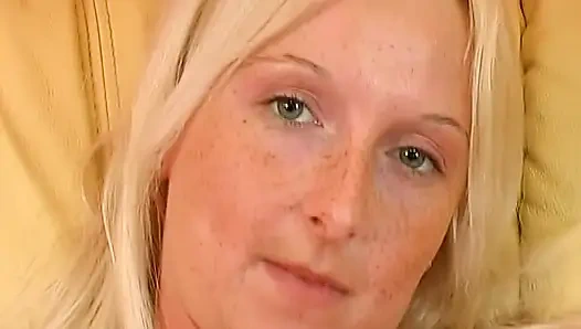 Almanya'dan amcığıyla nasıl oynanmasını bilen sarışın bir genç kız