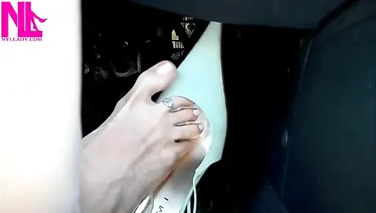 Açık mavi yüksek topuklu sandalet ve bileklik içinde pedal pompalıyor