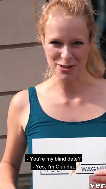 Захватывающий момент из "Татуированную немецкую блондинку снимают на улице для траха"