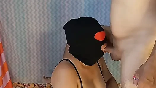Amatör Hintli evli kadın maskeli gırtlağına kadar alıyor
